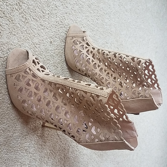 Shoe Dazzle Shoes - Size 6 Monica heart decor shoes by Shoe Dazzle Shoe Dazzle Shoes - Size 6 Monica heart decor shoes by Shoe Dazzle
